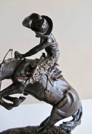 Niet of onleesbaar gesigneerd - Cowboy op steigerend paard met slang op grond - Imposant dynamisch beeld kopen? Bied vanaf 10!