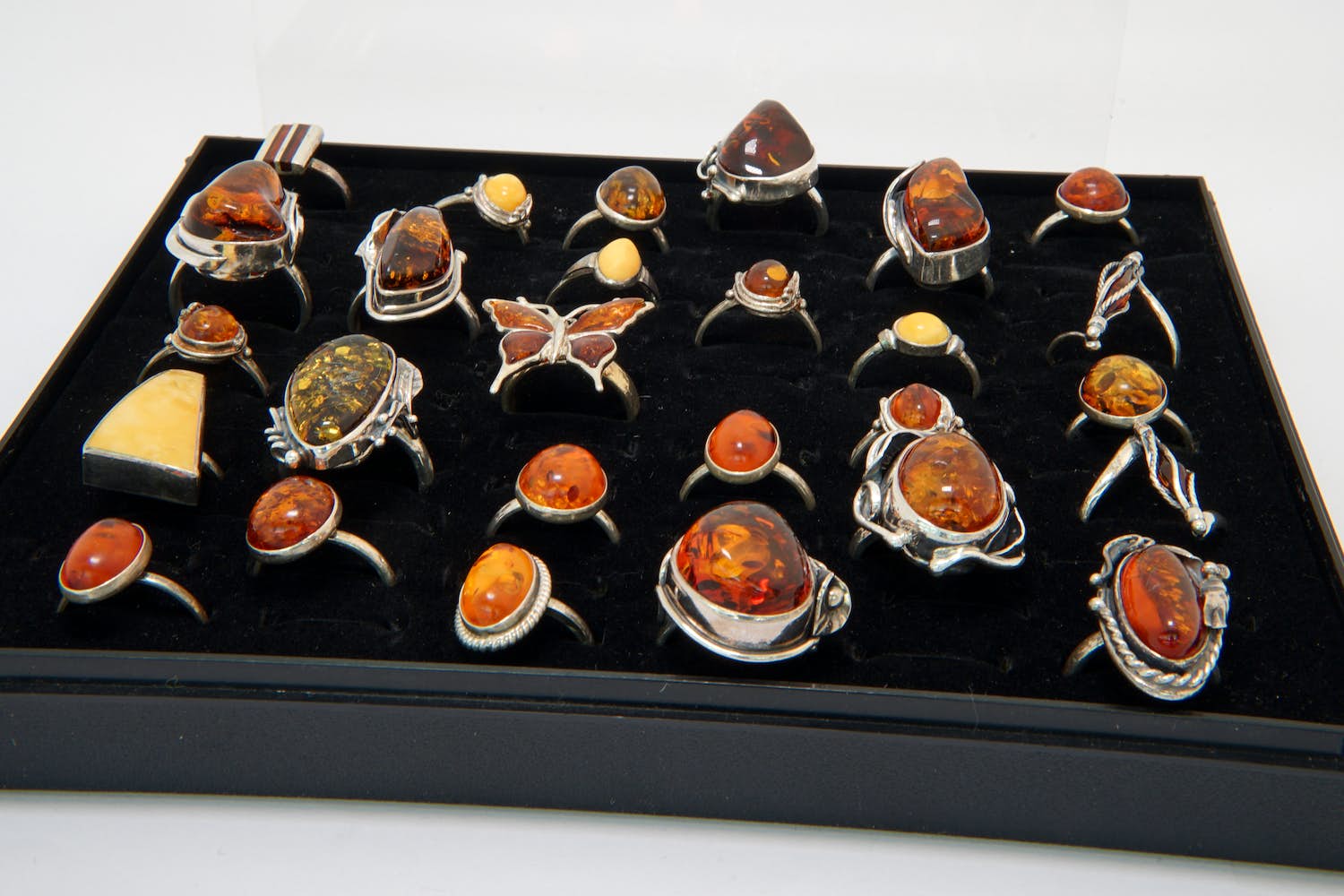 35 - Lot best. uit 27 zilveren (1e gehlt) ringen met bruin/oranje stenen kopen? Bied vanaf 60!
