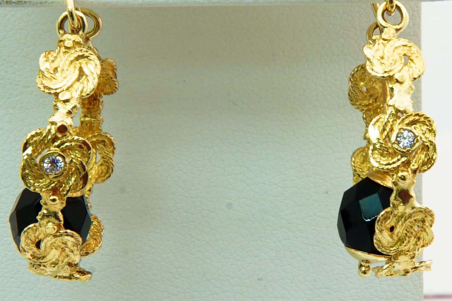 88 - Surinaamse 18 karaats geel gouden paar matteklopper oorsieraden kopen? Bied vanaf 400!