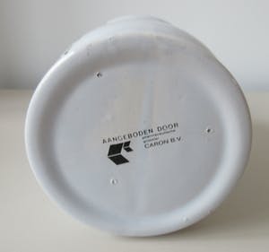 Royal Goedewaagen - Twee platelen apothekerspotten voor de firma Caron B.V. kopen? Bied vanaf 26!