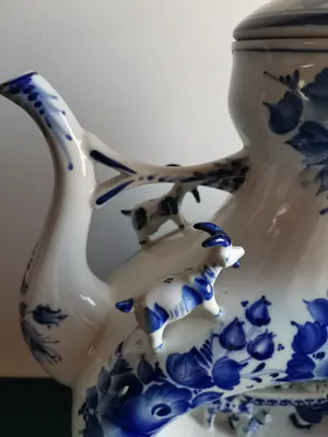 Niet of onleesbaar gesigneerd - Fraaie gedecoreerde Chinese koffiepot in blauw en wit keramiek kopen? Bied vanaf 1!