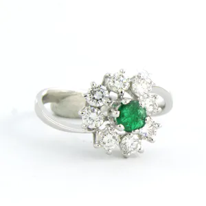 18k gouden entourage ring met centraal een smaragd en briljant geslepen diamant kopen? Bied vanaf 525!