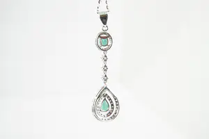 56 - Fijn 14Krt witgouden collier & (0.50ct) diamanten hanger met 2 smaragden kopen? Bied vanaf 360!