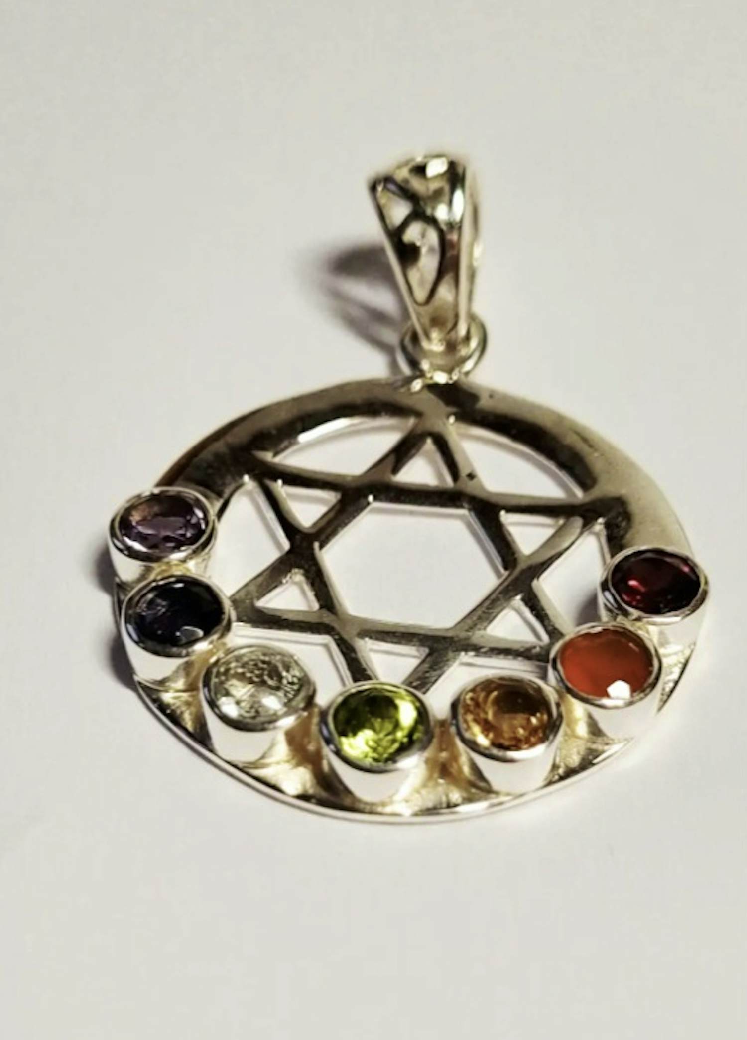Nieuwe zilveren hanger met edelstenen in de vorm van een hexagram in een cirkel kopen? Bied vanaf 70!