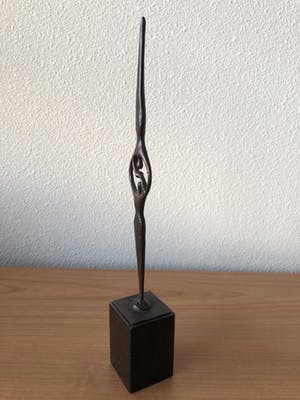 Corry Ammerlaan - Hoog slank beeld op sokkel - Titel " IEMAND OP HANDEN DRAGEN "" kopen? Bied vanaf 25!