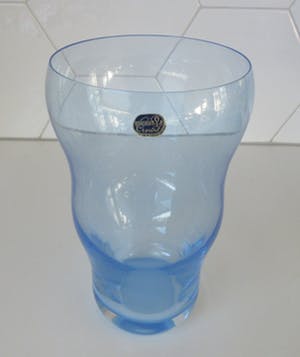 Niet of onleesbaar gesigneerd - Lichtblauwe Moderne kristallen vaas uit Bohemen kopen? Bied vanaf 10!