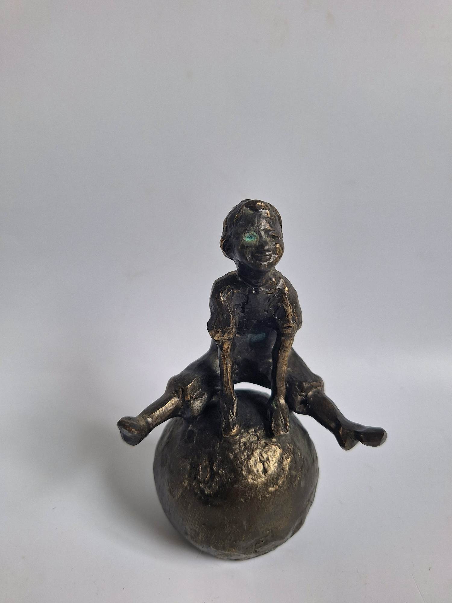 Buy Astrid Veldhuyzen-Koppen - Vrolijke jongen op bal? Bid from 60!