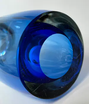 Adam Jablonski - Ornamental vase "Demure" kopen? Bied vanaf 150!