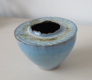 Ed Meissenberg - Steengoed vaasje met opengewerkte opening kopen? Bied vanaf 32!