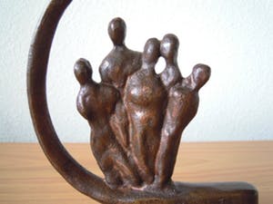 Brons (Onbekend) - Gesigneerd massief bronzen beeld van " GEZIN " kopen? Bied vanaf 65!