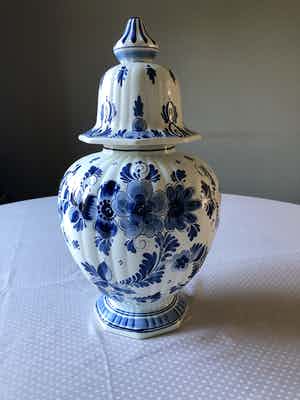 Niet of onleesbaar gesigneerd - Delfts Blauwe dekselpot, dekselvaas verkocht voor € 1!