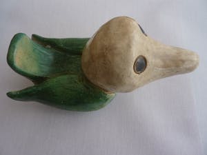Niet of onleesbaar gesigneerd - "Th" gesigneerd - keramieke watervogel eend met zwarte ogen kopen? Bied vanaf 1!