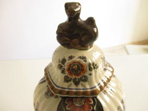 Plateelbakkerij Flora - Grote dekselvaas met polychrome beschildering kopen? Bied vanaf 22!