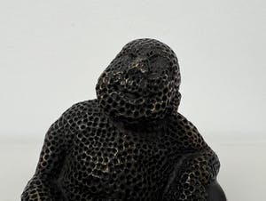 Carolein Smit - Sculptuur | 'Zittend jongetje met bal' | 2006 kopen? Bied vanaf 300!