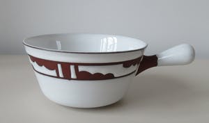 Niet of onleesbaar gesigneerd - Tien aardewerken soepkommen met wit Sgraffito decor kopen? Bied vanaf 1!