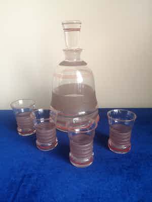 Niet of onleesbaar gesigneerd - Fraaie Unieke Borrelset in Gehamerd Lusterglas verkocht voor € 1!