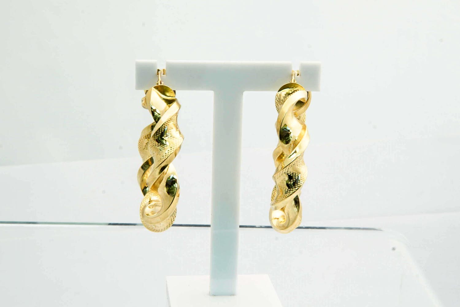 12- paar 14 Krt gouden geblazen & "gedraaide" oorringen - meander motief kopen? Bied vanaf 290!