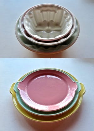 Firma Regout & Co - Antieke Puddingvormen met schotel - 3 kleuren (!)- Stapelbaar - Gemerkt kopen? Bied vanaf 129!