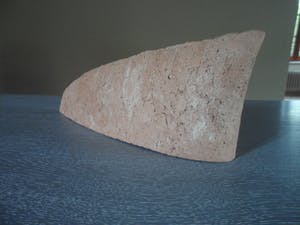 Antoinette van Brussel - Stèle ruwe keramiek gesigneerd buitenkant kopen? Bied vanaf 15!