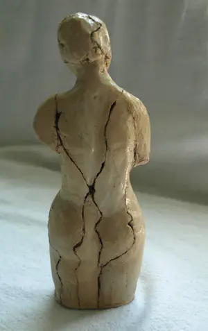 Niet of onleesbaar gesigneerd - Keramieken beeldje , Femme imparfaite – gesigneerd ‘T.S’ kopen? Bied vanaf 1!