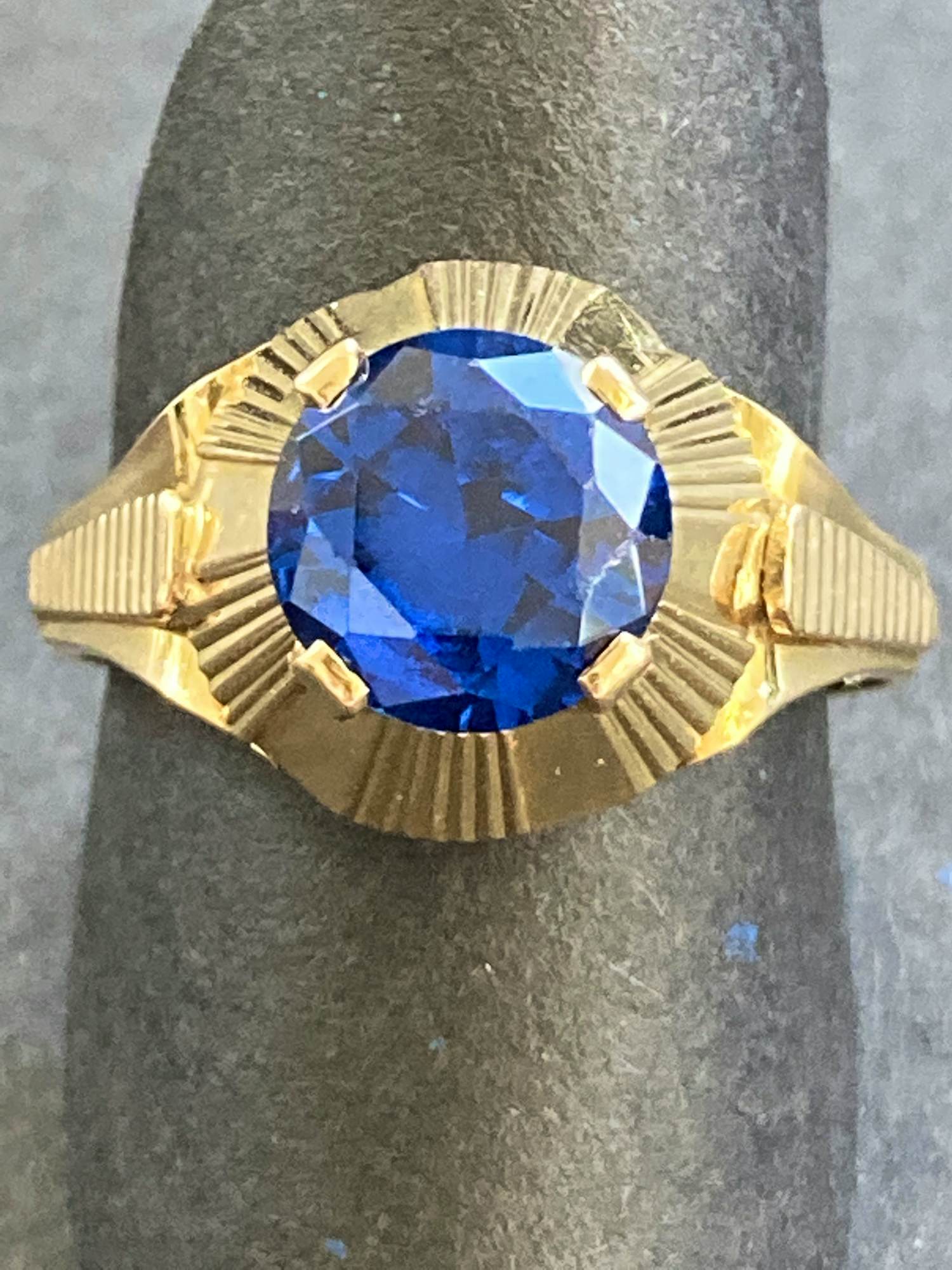 18 karaats geelgouden ring met een rond gefacetteerd geslepen spinel kopen? Bied vanaf 225!