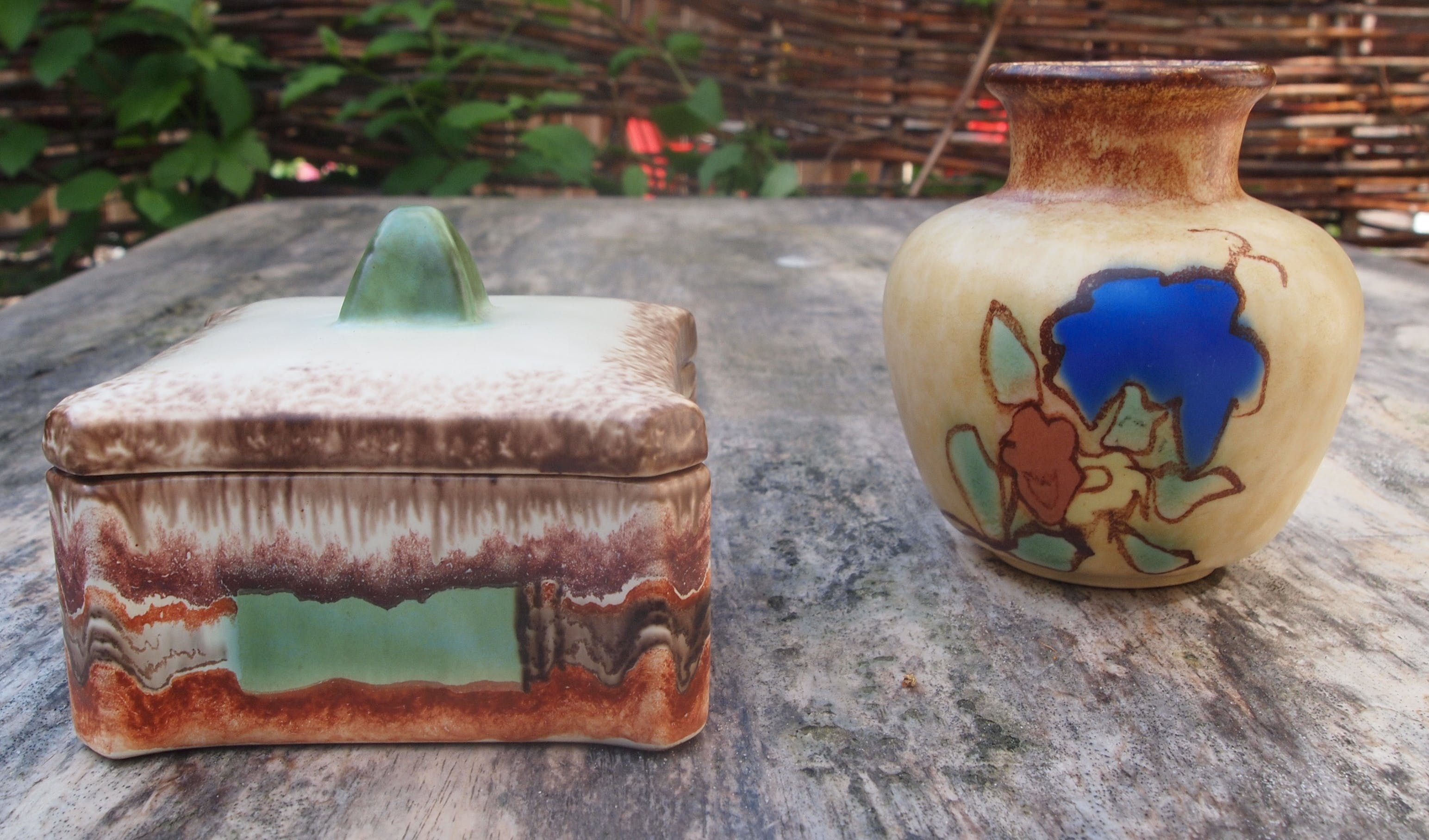 Elsterwerda keramik - Art deco hand beschilderde dekseldoos en vaas ontwerp Siegfried Möller verkocht voor € 1!