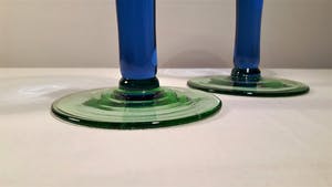 Niet of onleesbaar gesigneerd - Twee design glazen kaarsenhouders blauw met groene voet kopen? Bied vanaf 1!