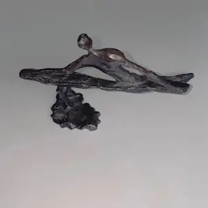 Corry Ammerlaan - Abstract mensfiguur in balans op een plank– CAN gesigneerd kopen? Bied vanaf 60!