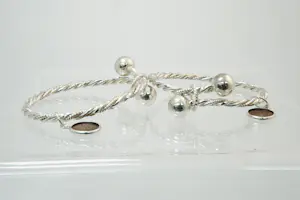 13- TWEE (2) Massief 1e ghlt zilveren bolletjes armbanden -met 2 onedele muntjes kopen? Bied vanaf 90!