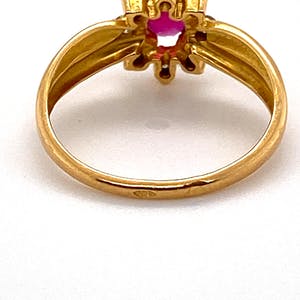 18kt gouden entourage ring met diamant en robijn  maat52,5 (16,75) 2,17gr kopen? Bied vanaf 240!