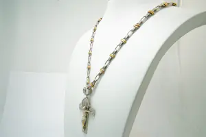 66- Opvallend 18Kt bi-color gouden collier + fraai vormgegeven 18Kt gouden kruis kopen? Bied vanaf 1800!
