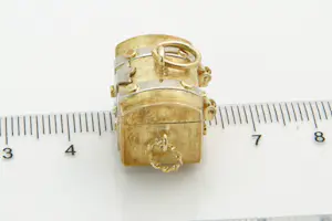 4- Mooi gedetailleerde 14 karaat bicolor gouden schatkist hanger kopen? Bied vanaf 320!