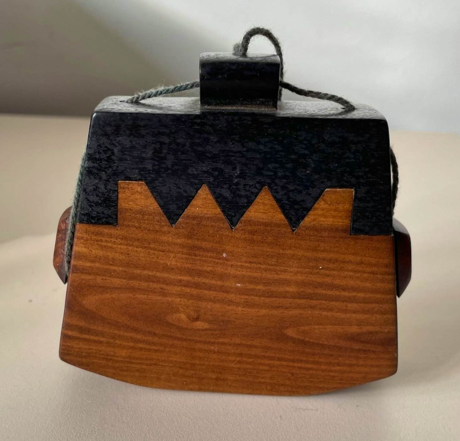 Niet of onleesbaar gesigneerd - Antieke handgesneden houten "Tongal" Sumba Tabaksdoos\portemonnee uit Indonesië verkocht voor € 1!