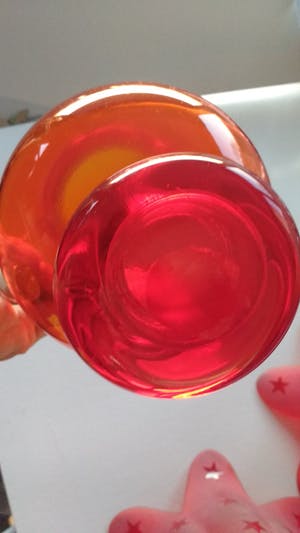 Niet of onleesbaar gesigneerd - Mooi rode transparante vaas + 2 glazen staande tulpen kopen? Bied vanaf 1!