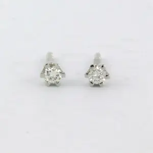 18k wit gouden solitair oorknoppen bezet met briljant geslepen diamant kopen? Bied vanaf 195!
