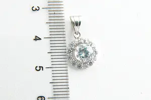 28- Elegante wit-gouden 18 karaats "rozet" hanger - met 14 zirkonen kopen? Bied vanaf 50!