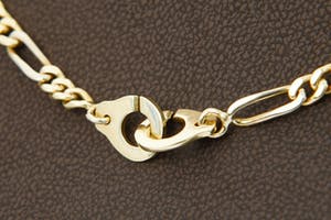 2520- 18 Krt - gouden figaro collier - grote panterhanger - handboei-sluiting!! kopen? Bied vanaf 1730!