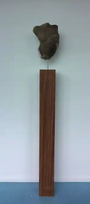 Angelo Moyano - Sculptuur van natuursteen / albast op houten sokkel, Vrouwentorso verkocht voor € 1000!