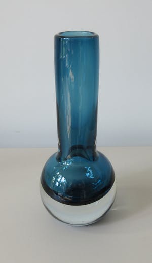 Niet of onleesbaar gesigneerd - Twee dikwandige rookblauwe glazen discus en schoorsteen vaas kopen? Bied vanaf 1!