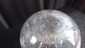 Royal Leerdam - Dikwandig bolvaasje met ingesloten luchtbellen (1975) kopen? Bied vanaf 1!