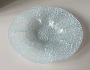 Niet of onleesbaar gesigneerd - Lichtblauwe en witte opaline glazen met witte glasdraden kopen? Bied vanaf 1!