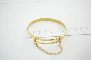 97 - Charmante, zo goed als nieuwe 18krt gouden schuifarmband met kettinkje kopen? Bied vanaf 920!