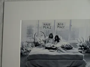 Nico Koster - Foto, John Lennon & Yoko Ono - Hilton Hotel tijdens de 'Bed-in for Peace' in '69 kopen? Bied vanaf 100!