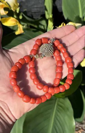 AcheterBienkurve antiek bloedkoraal kaasjes ketting 14 karaats gouden slot fraai? Enchérissez de 1750!