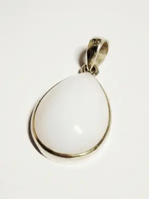 nieuwe prachtige hanger met  natuurlijke witte melk  maansteen. kopen? Bied vanaf 60!