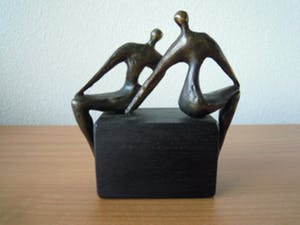 Corry Ammerlaan - Beeldje van 2 personen op een bankje " VRIENDSCHAP " kopen? Bied vanaf 35!