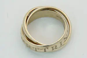 103 - Mooie 18 karaat wit gouden Cartier Amouret Trinity ring kopen? Bied vanaf 1150!