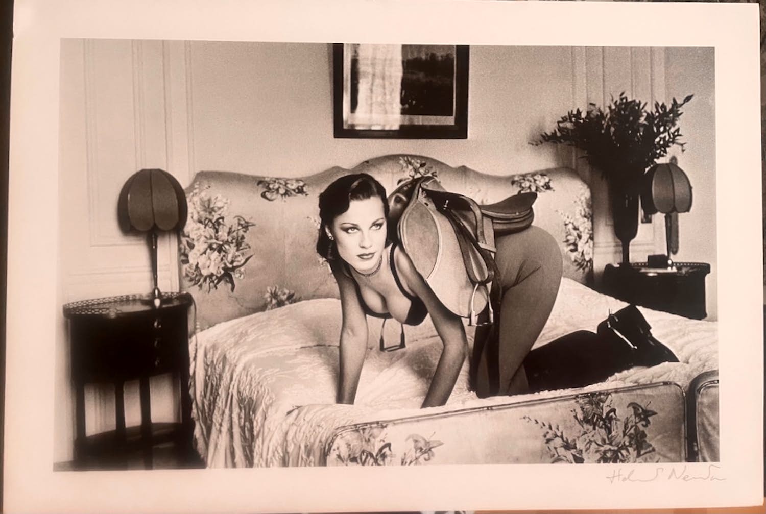 Helmut Newton - Saddle I, Paris 1976, Vintage, handsigniert, Fotolitho verkocht voor € 490!