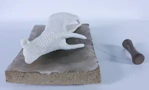 Kathja Smits - Porselein, papier en wax, Liggend schaapje kopen? Bied vanaf 125!