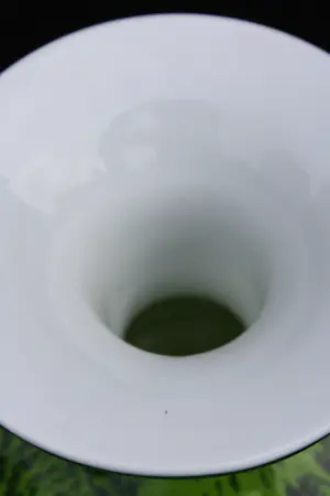 Niet of onleesbaar gesigneerd - Wonderschoon Grote Handgeblazen Melkglazen Kunsternaars Bolvaas (20e eeuw) kopen? Bied vanaf 1!